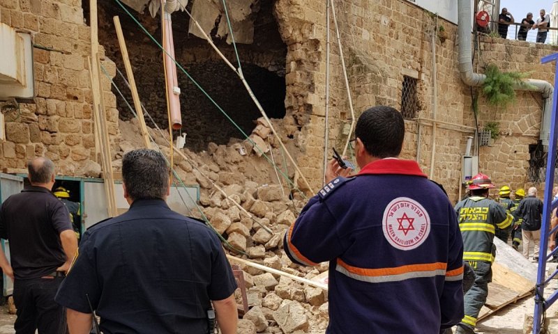 קריסת חומה בעכו העתיקה. הוסר החשש ללכודים