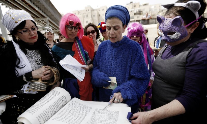 נשים שקוראות מגילה לא יברכו "על מקרא מגילה"?
