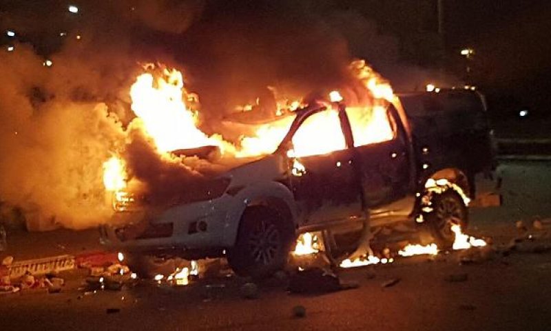 ניידות הוצתו, שוטר נפצע ואזרח נהרג