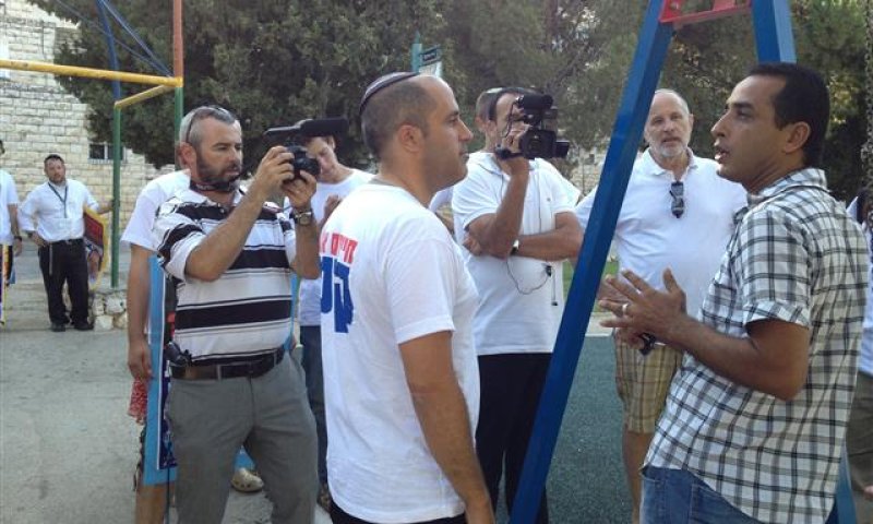 בגלל מצוקת התושבים: אריה קינג מסייר בשכונות