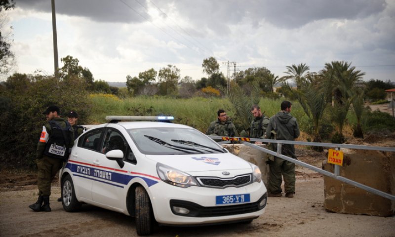 רכב עם 2 ילדות יושבות בתוכו נגנב והתנגש במעקה