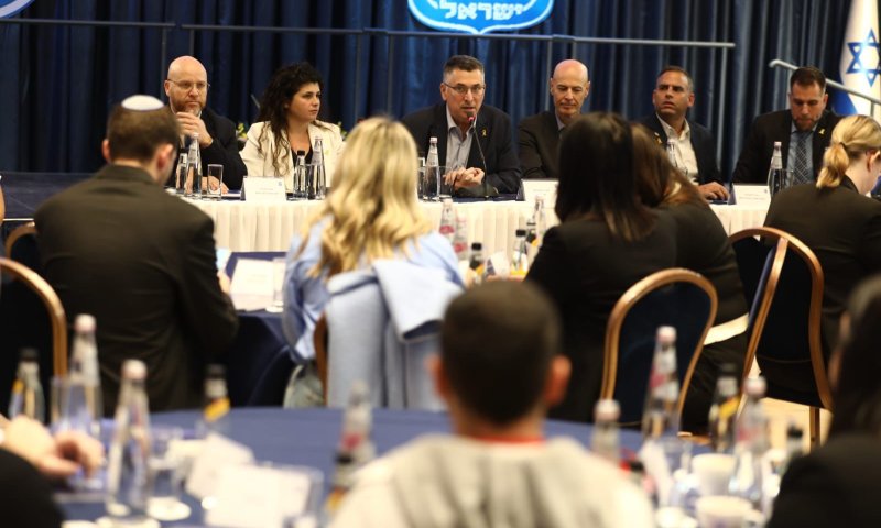 סער נפגש עם מובילי דעת קהל: "לוחמת התודעה &ndash; נושא מציל חיים"