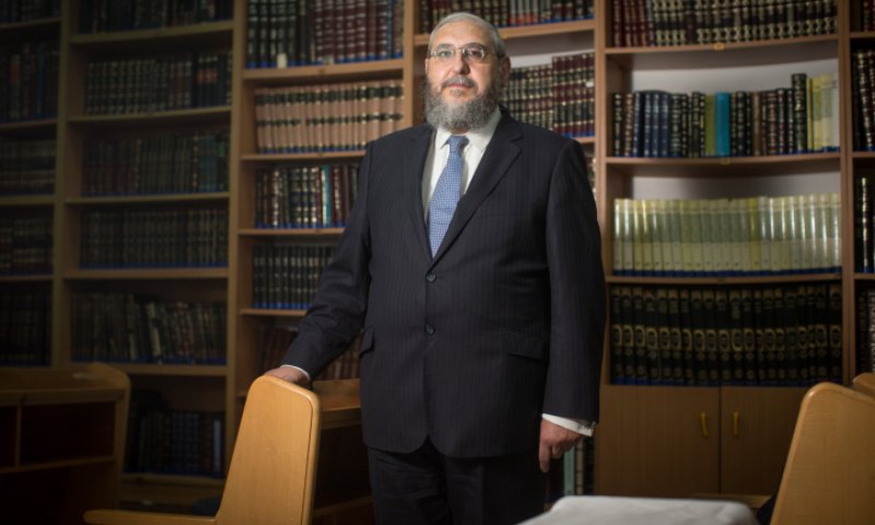 מי באמת מגלה פנים בתורה שלא כהלכה?