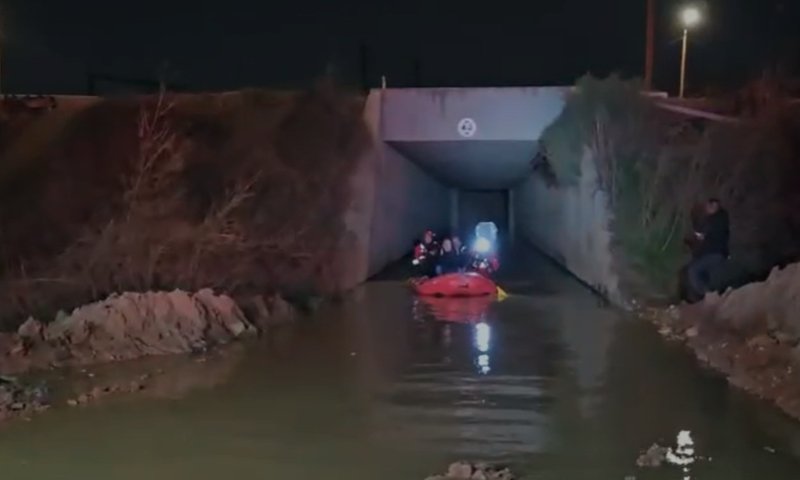 תיעוד: חילוץ 3 בני אדם בסירה שרכבם נסחף בנחל בכביש 1