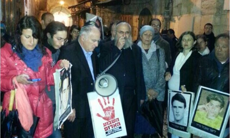 המשפחות השכולות מפגינות מול בית הרוצח