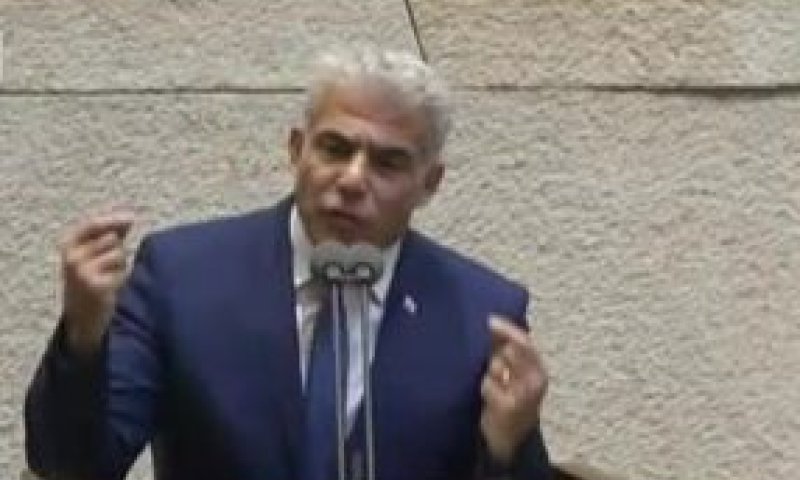 לפיד: "ראש הממשלה מתפרק לנגד עינינו"