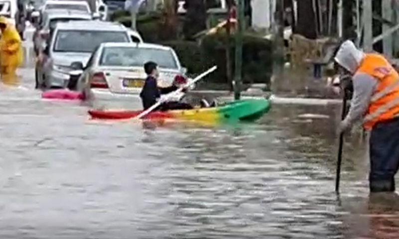 צפו: אדם שט בקייאק בשטפונות של פתח תקווה