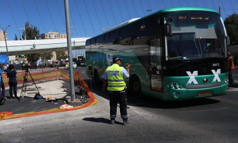 בדרך לפקקים: הכניסה לי-ם נחסמה &bull; צפו בגלריה