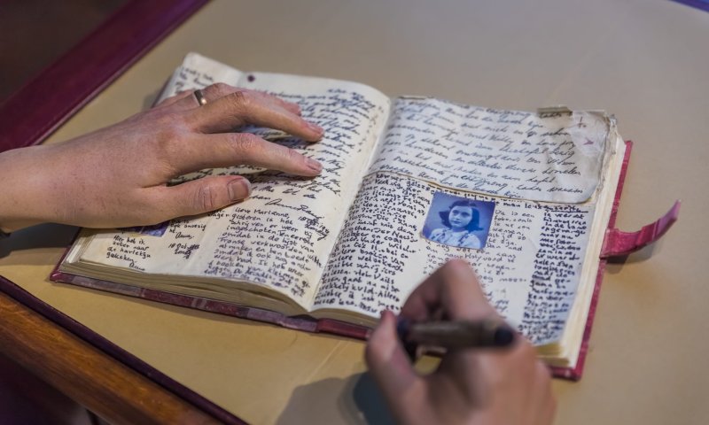 היום לפני 94 שנה: נולדה אנה פרנק