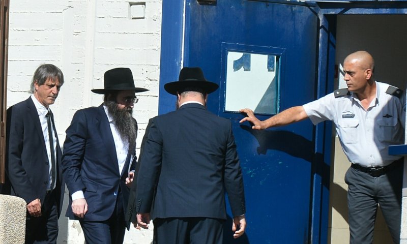 ללא חסידים: הרב פינטו נכנס לשנת מאסר בכלא