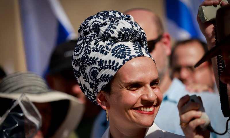 אשת התקשורת נפגשה עם האלוף &ndash; בתה הפגינה נגד הפגישה