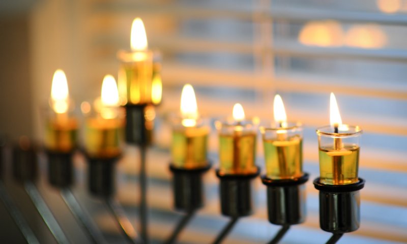 אנטישמיות בבלגיה: חנוכייה שהוצבה על רכב הושחתה