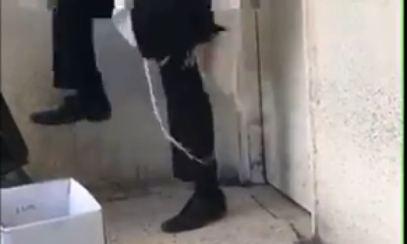 צפו: חרדי מתעקש להתברך מהרב קנייבסקי באלימות