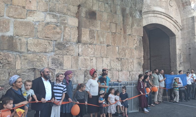 השרשרת האנושית סביב הר הבית: "הניצחון עובר כאן"