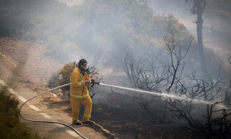 שריפה משתוללת בליפתא בכניסה לעיר ירושלים