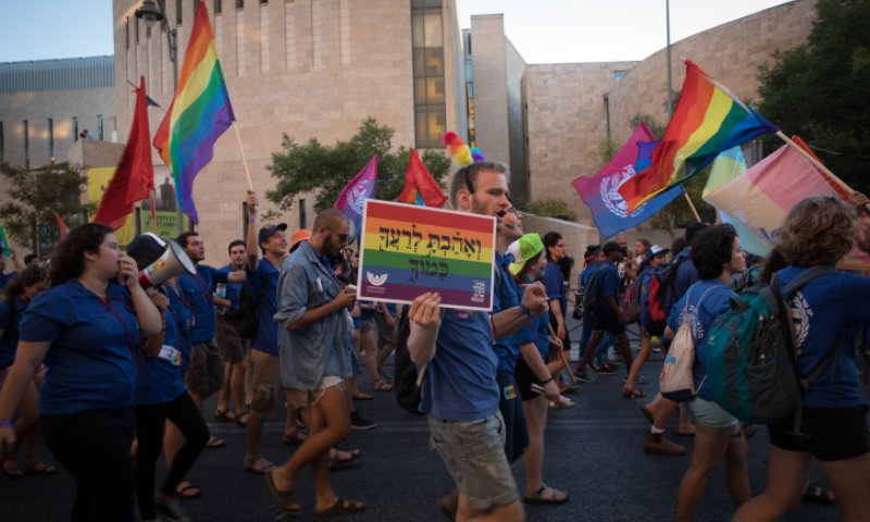 האם להמשיך להיות בקשר עם חבר ש"יצא מהארון"?