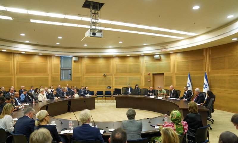 אוחנה לשגרירים: "זקוקים לכם לא רק כשטובחים בנו"