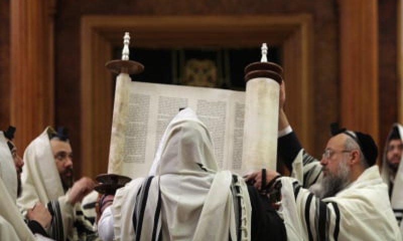 האם הגבאי עושק אתכם? כמה עולה מקום בבתי הכנסת בארץ?