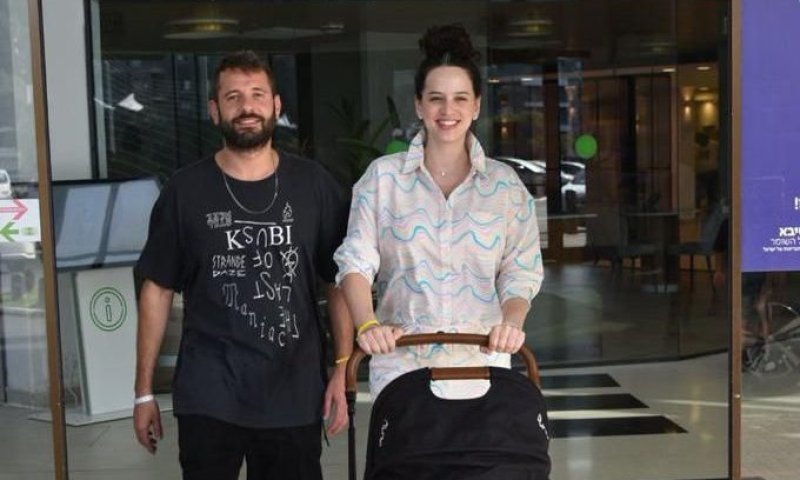 קורין גדעון וחילי סורצקין שבים הביתה, ונראים מעולה