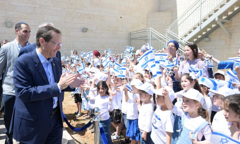 הרצוג בבית אל: "הדרך היחידה זה לדבר ולהתפשר"