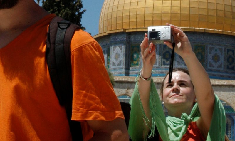 מספיק עם הסלפי: עלייה להר הבית היא לא טיול כיתתי