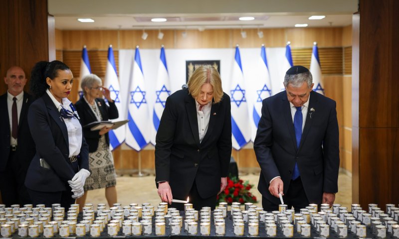 נשיאת הבונדסטאג: מרכינה ראשי בבושה בפני קורבנות השואה