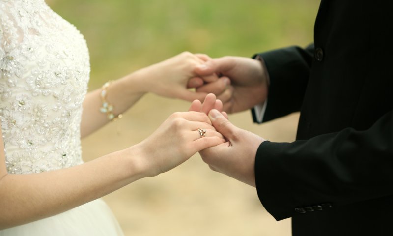 יש המתחתנים מאהבה ויש האוהבים כי התחתנו