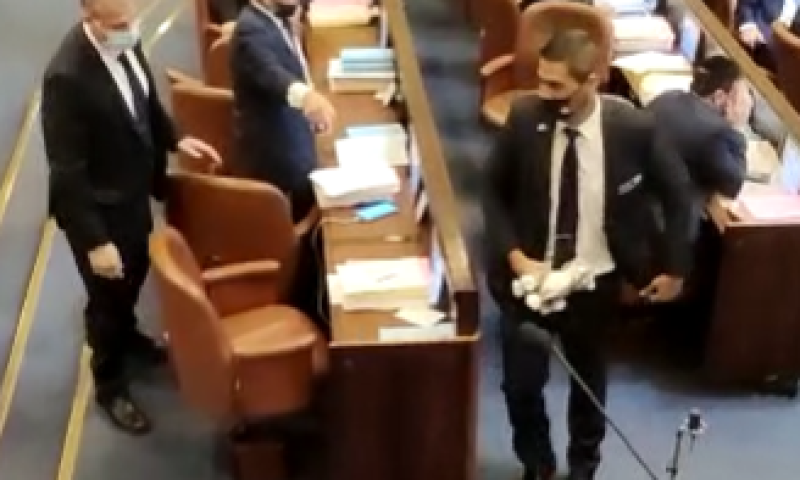 צפו: בנט נאם הח"כ הוציא בובת חתול והוצא מהמליאה