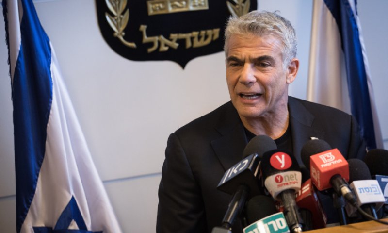 יאיר לפיד מגיב: "חרפה על ראש הציונות הדתית"