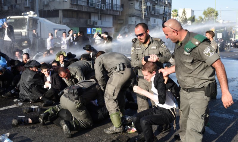 בזמן מחאת החרדים: כתב גלי צה"ל הותקף באלימות