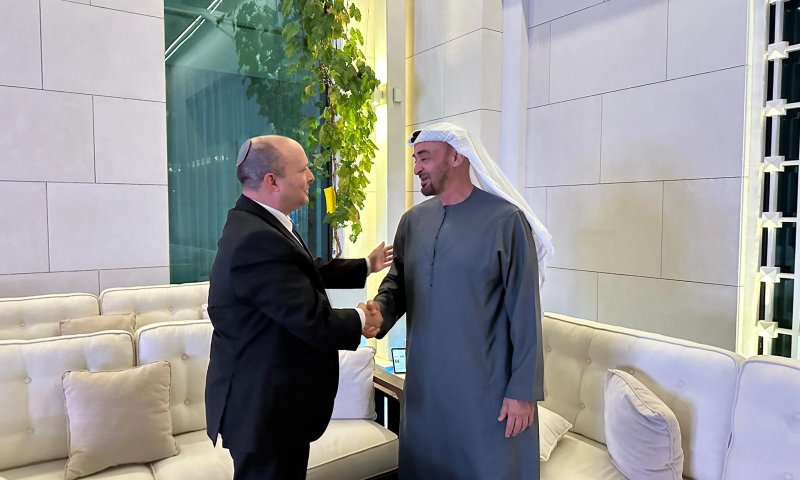 לפני נתניהו: בנט נפגש עם נשיא האמירויות באבו דאבי