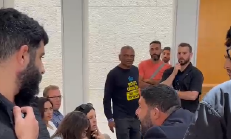 מהומה בבית המשפט: אלמוג כהן התעמת עם משפחת המחבל | צפו