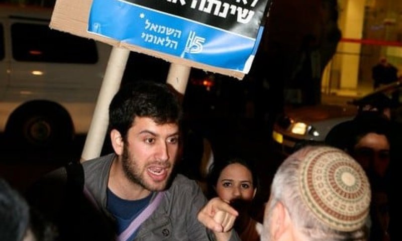 "אתה חובש כיפה? אז איך אתה שמאלני?"