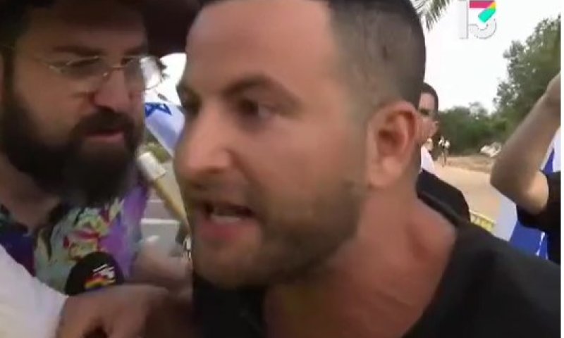 גיא הוכמן הגיע לצלם וגורש: "עוף לי מהפנים". צפו