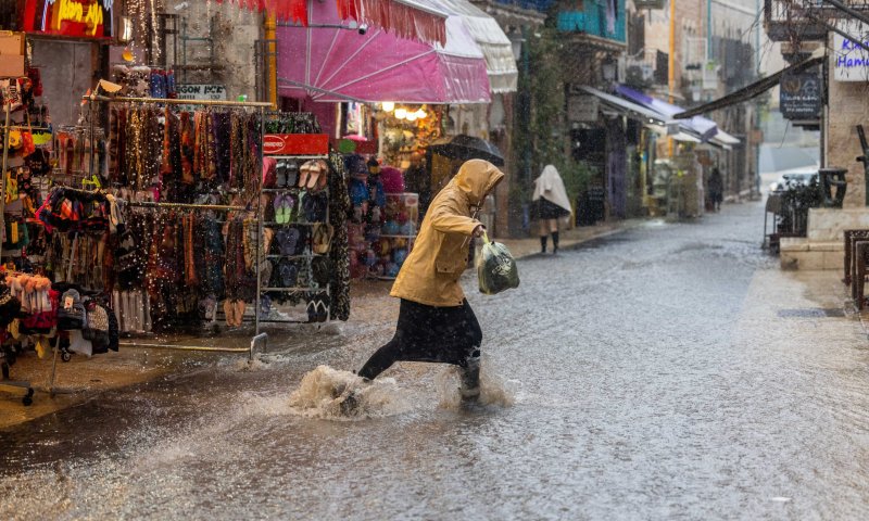 נזקי הסופה: בור נפער בהרצליה, הרחוב נחסם לתנועה