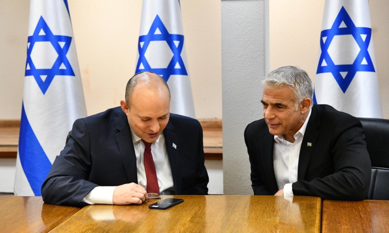 שיחה ראשונה של לפיד ובנט עם הזוג אוקנין: צפו