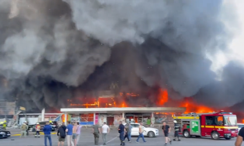 צפו: רגע פגיעת הטיל בקניון במרכז אוקראינה