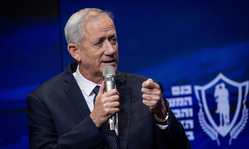 גנץ מגיב לגלנט: "כל החברה הישראלית צריכה לשרת"