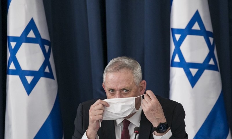 בכירים בכחול לבן: "לפיד מעוניין להביך את בני גנץ"