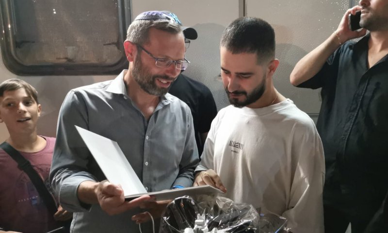 רגע לפני המופע: ההפתעה של מועצת בנימין לעדן חסון