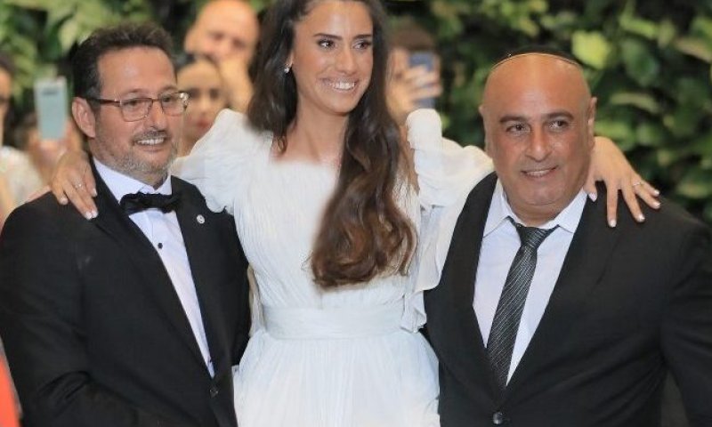 הכלה שברה את הרגל &ndash; האבא נשא אותה לחופה