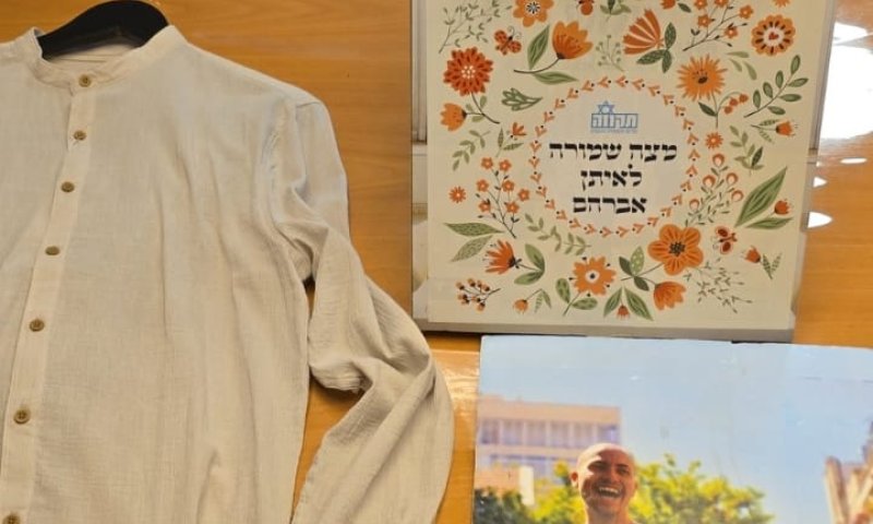 תמונה שוברת לב: הוריו של החטוף איתן מור מכינים את בגדיו לחג