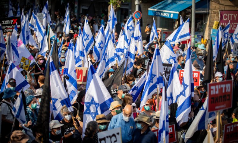 מזל שיש הפגנות, אחרת את מי היינו מאשימים?