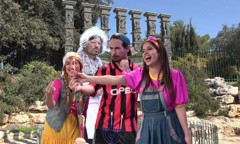 חנוכה בסרוגים: אביה נוחתת במנורת הכנסת. פרק ראשון