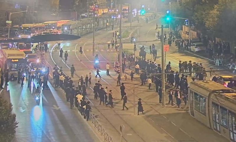 הפגנות החרדים: הרכבת הקלה נחסמה, המפגינים זרקו אבנים. צפו