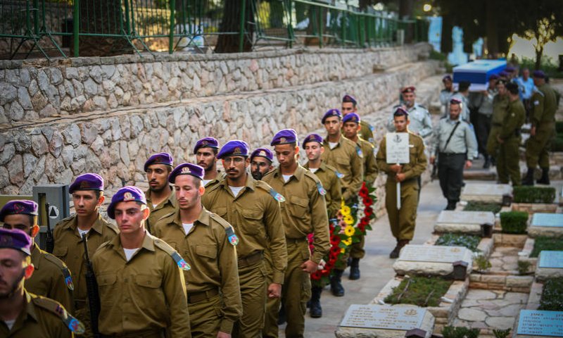 הרבצ"ר פסק: יוסר הצלב מעל מצבתו של החלל