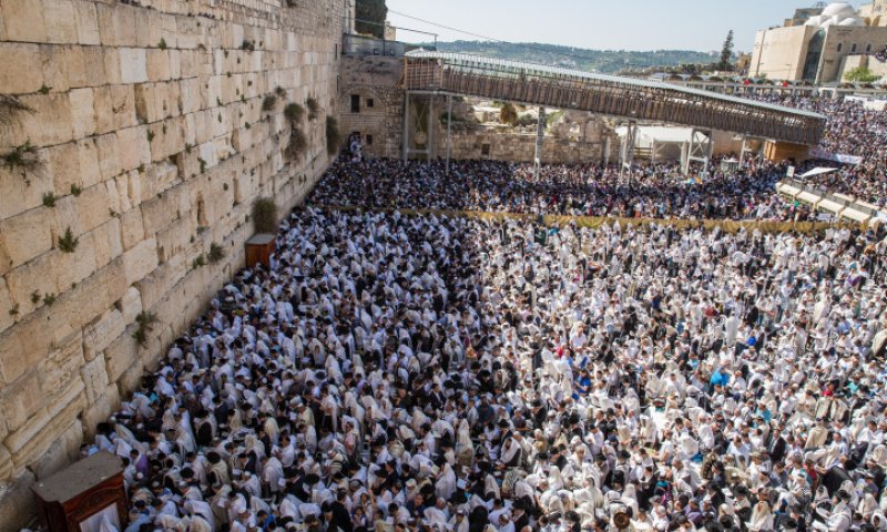 הערכות ברחבת הכותל למאות אלפי מתפללים