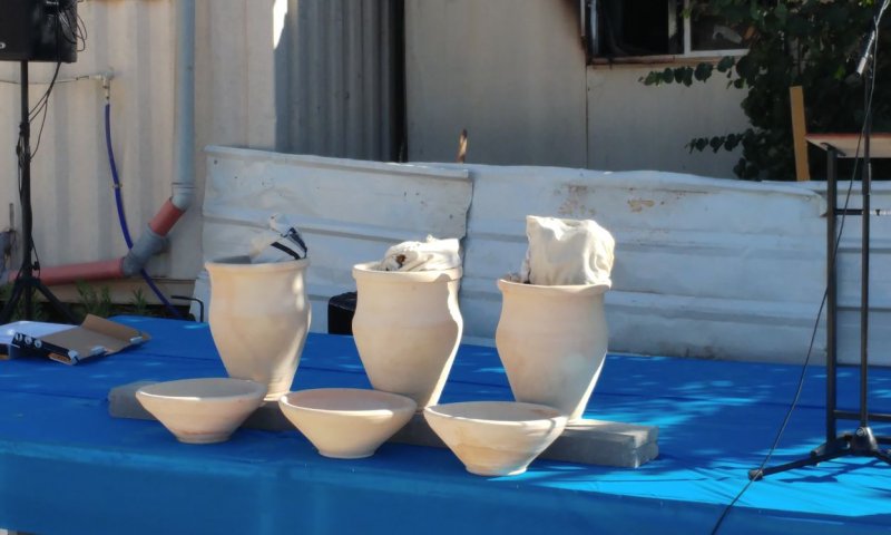 צפו: הלווית ספרי התורה בבית הכנסת שנשרף