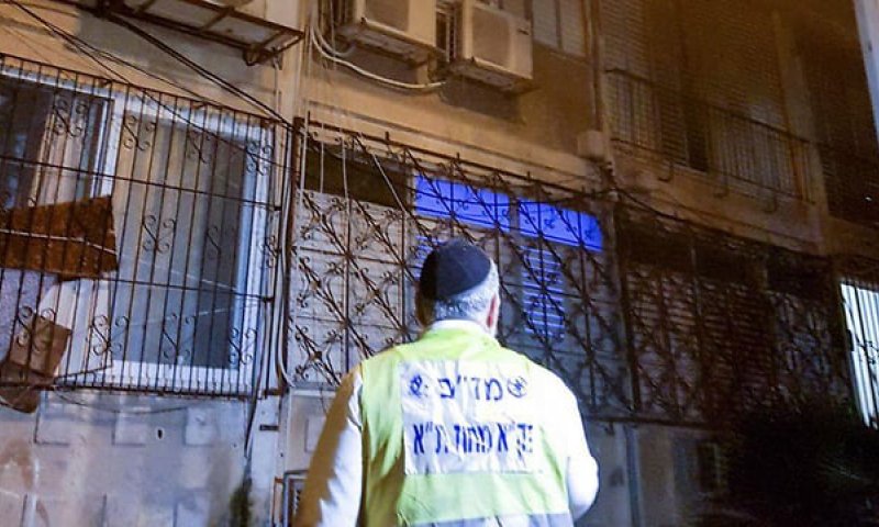 שחקנית מפורסמת נפלה מקומה רביעית; מצבה קשה