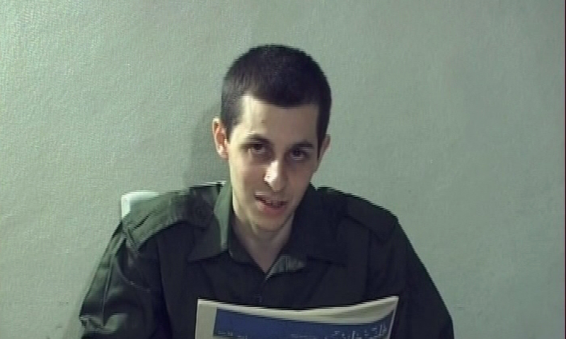 "שבויים": מאחורי הקלעים של עסקאות החטופים לאורך השנים